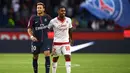 Penyerang PSG menggandeng pemain Bordeaux, Malcom usai pertandingan Ligue 1 di stadion Parc des Princes di Paris (30/9). Dalam pertandingan ini PSG menang dengan skor telak 6-2 atas Bordeaux. (AFP Photo/Franck Fife)