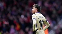 Pemain Barcelona, Lamine Yamal, tampak kecewa setelah ditaklukkan Atletico Madrid pada leg pertama semifinal Copa del Rey 2025/2026 di Stadion Metropolitano, Madrid, Jumat (13/2/2026) dini hari WIB. (AP Photo/Manu Fernandez)
