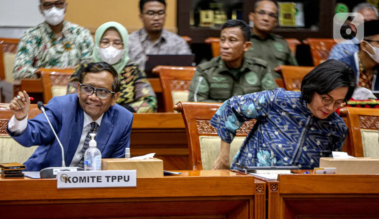 Sementara itu, Mahfud sebelum memasuki ruang rapat Komisi III mengaku tidak ada persiapan khusus dalam menghadapi rapat dengan anggota dewan. "Biasa saja," katanya singkat. (Liputan6.com/Faizal Fanani)