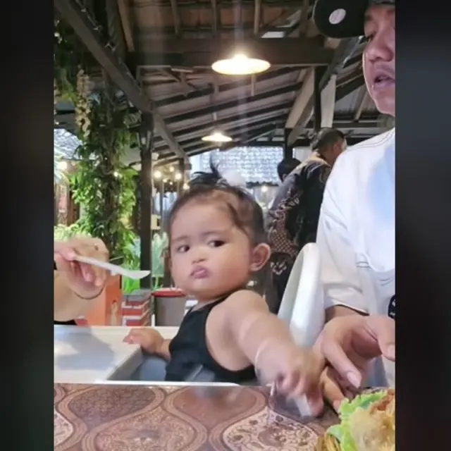 Bella Bonita Sibuk Suapi Anak, Reaksi Denny Caknan Ramai Jadi Sorotan. foto: TikTok @tari.imuet