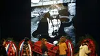 Beberapa orang memberikan penghormatan kepada jenazah Andrei Stenin saat upacara persemayaman di Moskow, (5/9/2014). (REUTERS/Sergei Karpukhin)