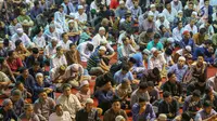 Ribuan umat muslim mendengarkan ceramah saat salat tarawih pertama Ramadan 1440 H di Masjid Istiqlal, Jakarta, Minggu (5/5/2019). Salat tarawih dilaksanakan setelah pemerintah melalui Menteri Agama menetapkan awal Ramadan jatuh pada Senin 6 Mei 2019. (LIputan6.com/Helmi Fithriansyah)