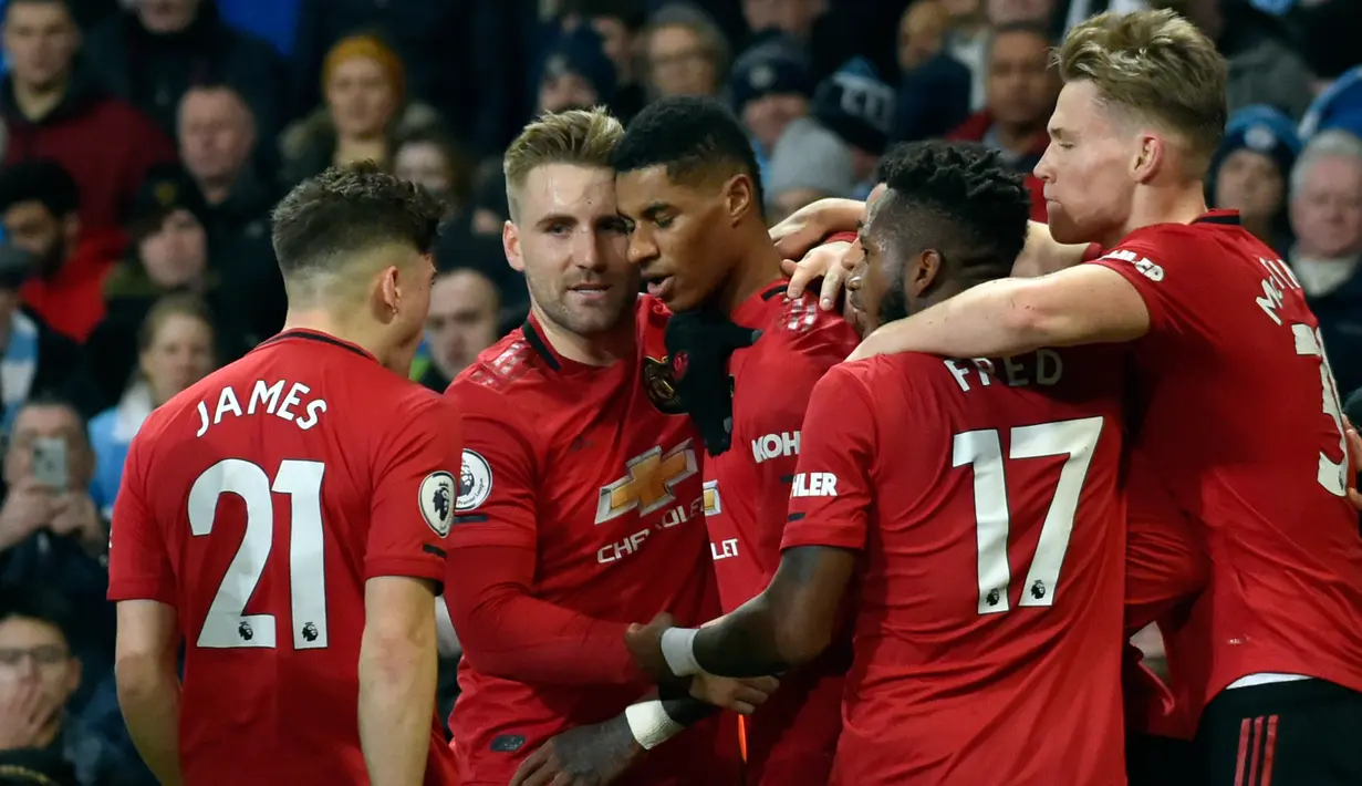 Pemain Manchester United Marcus Rashford (tengah) merayakan dengan rekan satu timnya setelah mencetak gol ke gawang Manchester City pada pertandingan Liga Inggris di Etihad Stadium, Manchester, Inggris, Sabtu (7/12/2019). Manchester United menang 2-1. (AP Photo/Rui Vieira)