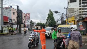 Akses Jalan Raya HOS Cokroaminoto Ciledug Kota Tangerang Ditutup Sementara. (Liputan6.com/Pramita)