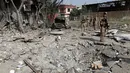 Pasukan keamanan menjaga lokasi serangan bom di kantor pemenangan calon presiden Afghanistan Amrullah Saleh, Kabul, Senin (29/7/2019). Tidak ada kelompok yang segera mengklaim bertanggung jawab dalam insiden itu. (AP Photo/Rahmat Gul)