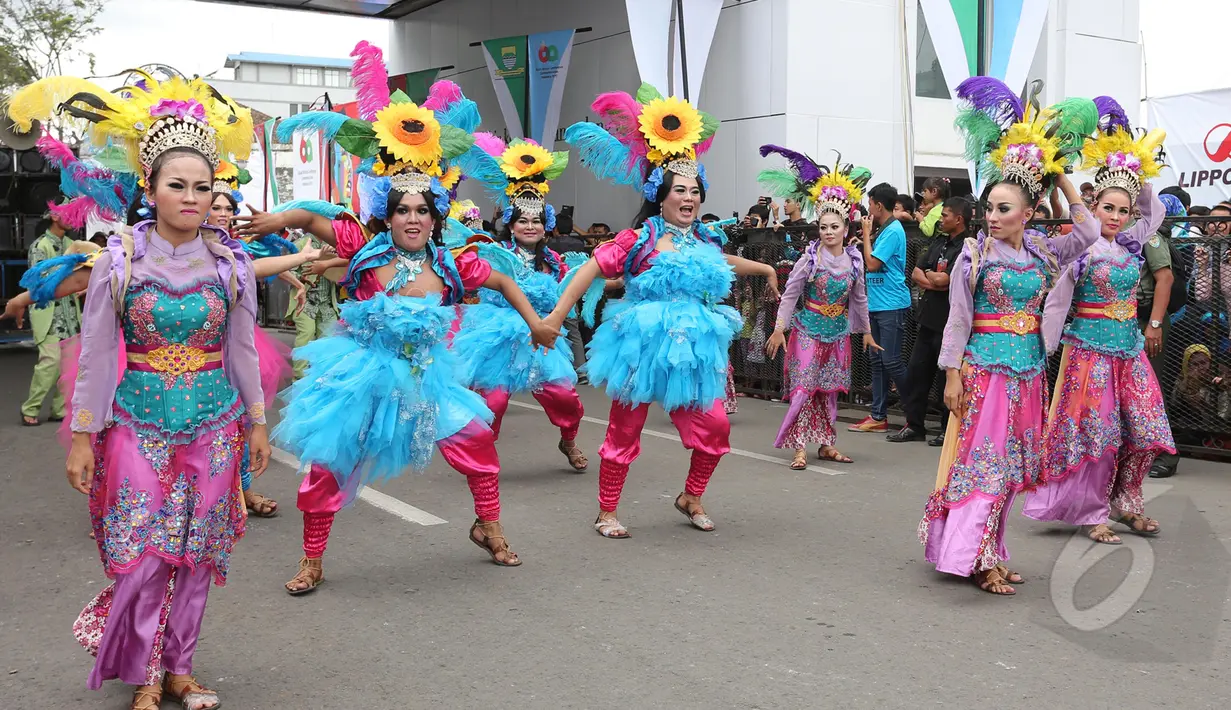Kemeriahan pawai Parade Asia Afrika di Bandung, Sabtu (26/4/2015). Pawai Parade Asia Afrika dimeriahkan dengan menampilkan berbagaimacam pakaian tradisional masing-masing negara. (Liputan6.com/Herman Zakharia) 
