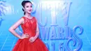 Pemeran Fita Anggriani hadir dengan gaun merah tanpa lengan. Penampilan istri dari Jamie Iqbal terlihat anggun. (Adrian Putra/Bintang.com)