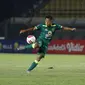 Penyerang Persebaya, Samsul Arif, ketika melawan Persela pada matchday keempat Grup C Piala Menpora di Stadion Si Jalak Harupat, Kabupaten Bandung, Sabtu (3/4/2021). (Bola.com/ Iqbal Ichsan).