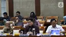 Menteri BUMN, Erick Thohir (tengah) mengikuti rapat dengar pendapat umum dengan Panitia Kerja (Panja) DPR RI untuk skandal di PT Asuransi Jiwasraya (Persero), di Kompleks Parlemen, Jakarta, Selasa (29/1/2020). Erick diundang untuk membahas penyelesaian sengkarut Jiwasraya. (Liputan6.com/Johan Tallo)