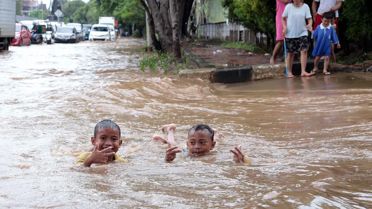 [POLL] Kegiatan Apa yang Enak Dilakukan Saat Jakarta Banjir?