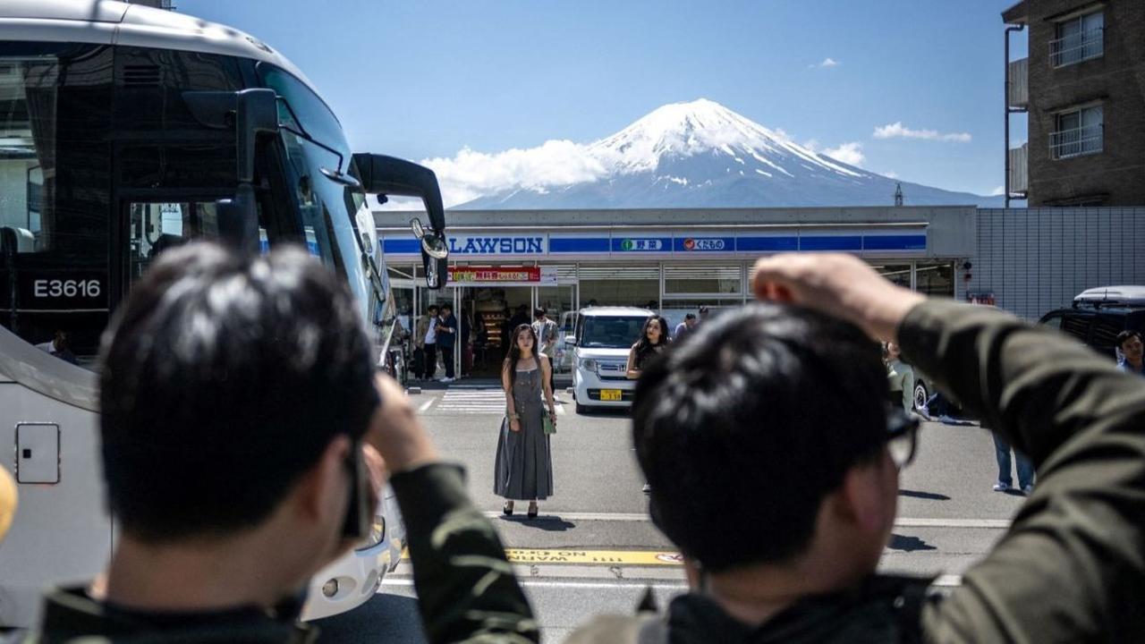 FOTO: Gara-Gara Perilaku Buruk Wisatawan, Jepang Mau Pasang Penghalang Raksasa Pemandangan Gunung Fuji