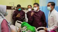 Menkes Budi Gunadi Sadikin meninjau penanganan kejadian luar biasa (KLB) campak di Sumenep, Madura, Jawa Timur, Kamis (28/8/2025). (Foto: Antara)