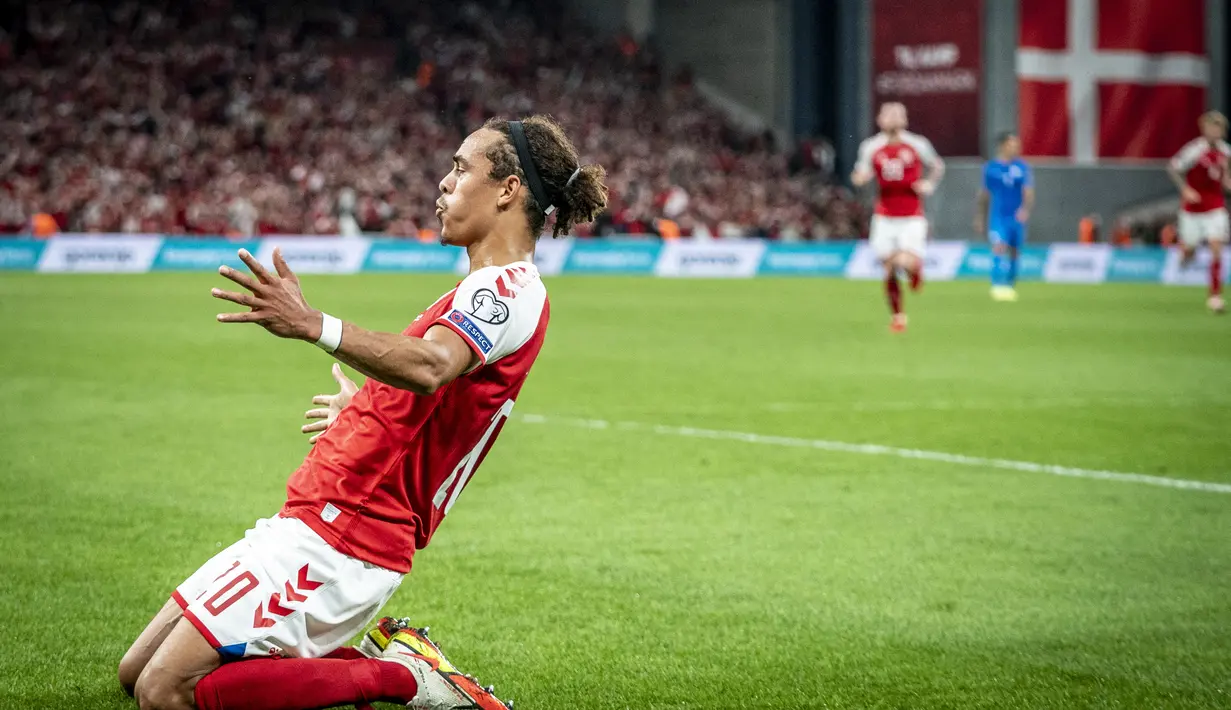 Pemain depan Denmark, Yussuf Poulsen berselebrasi usai mencetak gol ke gawang Israel pada pertandingan kualifikasi Grup F Piala Dunia FIFA Qatar 2022 di Kopenhagen (7/9/2021). Kemenangan ini membawa Denmark duduk di puncak klasemen dengan 18 poin. (Mads Claus Rasmussen/Ritzau Scanpix/AFP)