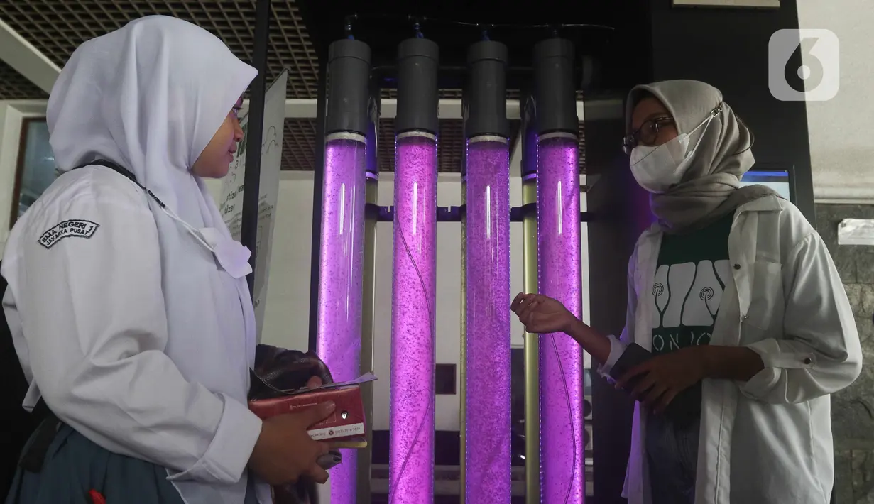 Seorang siswa mengunjungi pameran Jakarta Innovation Day 2022 di Balai Kota DKI Jakarta, Selasa (27/9/2022). Pemerintah Provinsi (Pemprov) DKI Jakarta menggelar Jakarta Innovation Day 2022, dalam ajang pameran innovasi Jakarta terdapat Bioniqa yaitu pohon robot yang mampu mereduksi karbon di udara dan mengubahnya menjadi oksigen. (Liputan6.com/Herman Zakharia)