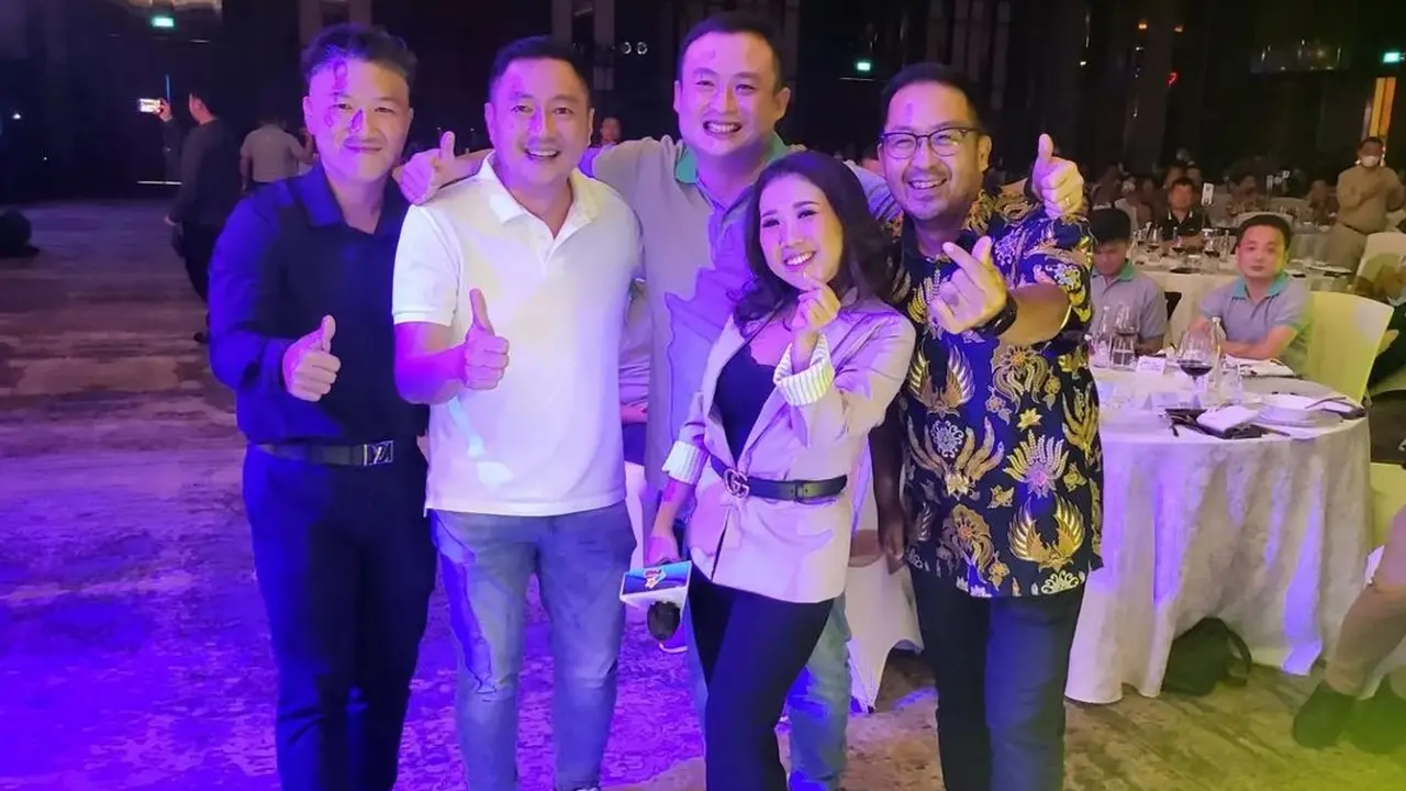 Kiky Saputri bersama jajaran PMB Toys (https://www.instagram.com/p/Cfxqj7FL21p/)