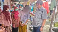 Disdik Surabaya mendatangi rumah siswa korban pemukulan guru. (Dian Kurniawan/Liputan6.com)