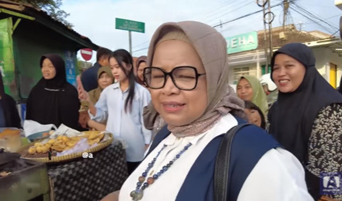"Dulu sering jajan di sini sama bapak?" tanya sang perekam video.