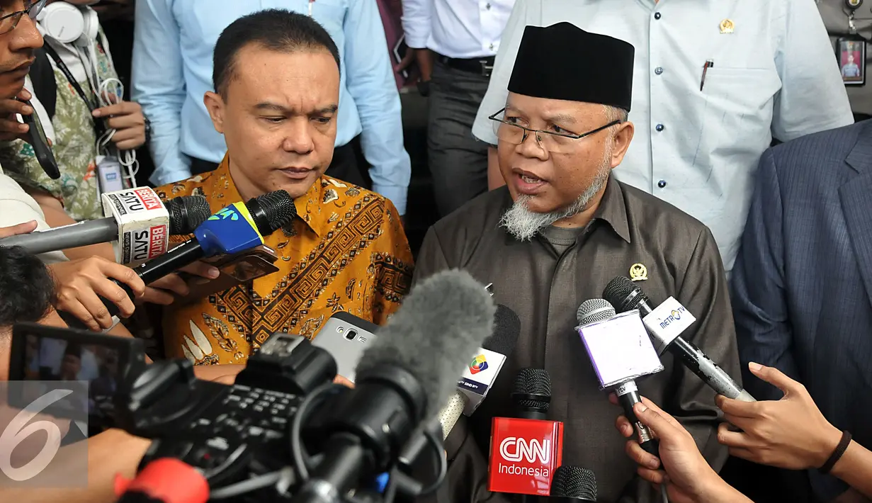 Ketua MKD, Surahman Hidayat memberikan keterangan pers usai bertemu Kapolda di Jakarta, Senin (1/3). Tujuan MKD mengklarifikasi penahanan terhadap anggota Komisi IV dari Fraksi PPP Fanny Safriansyah atau Ivan Haz. (Liputan6.com/Johan Tallo)