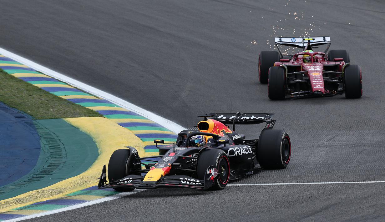 Pembalap Red Bull Racing, Max Verstappen memacu mobilnya di depan pembalap Ferrari, Lewis Hamilton dalam Formula 1 GP Sao Paulo di Interlagos, Sao Paulo, Brasil, Minggu (09/11/2025). (AP Photo/Ettore Chiereguini)