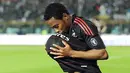 Robinho sempat kesulitan menggantikan peran Ronaldinho sebelum akhirnya mampu adaptasi dengan baik. Mantan pemain Real Madrid ini menjadi pemain yang kerap memecah kebuntuan terbukti dari koleksi 12 golnya. (AFP/Andreas Solaro)