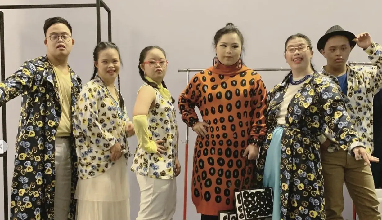 Berbalut knit dress dsertai pattern seru, gayanya begitu stylish. Namira Zania juga pandai berpose sehingga dirinya banyak bekerjasama dengan brand ternama. [Foto: Instagram/ Namira Zania]