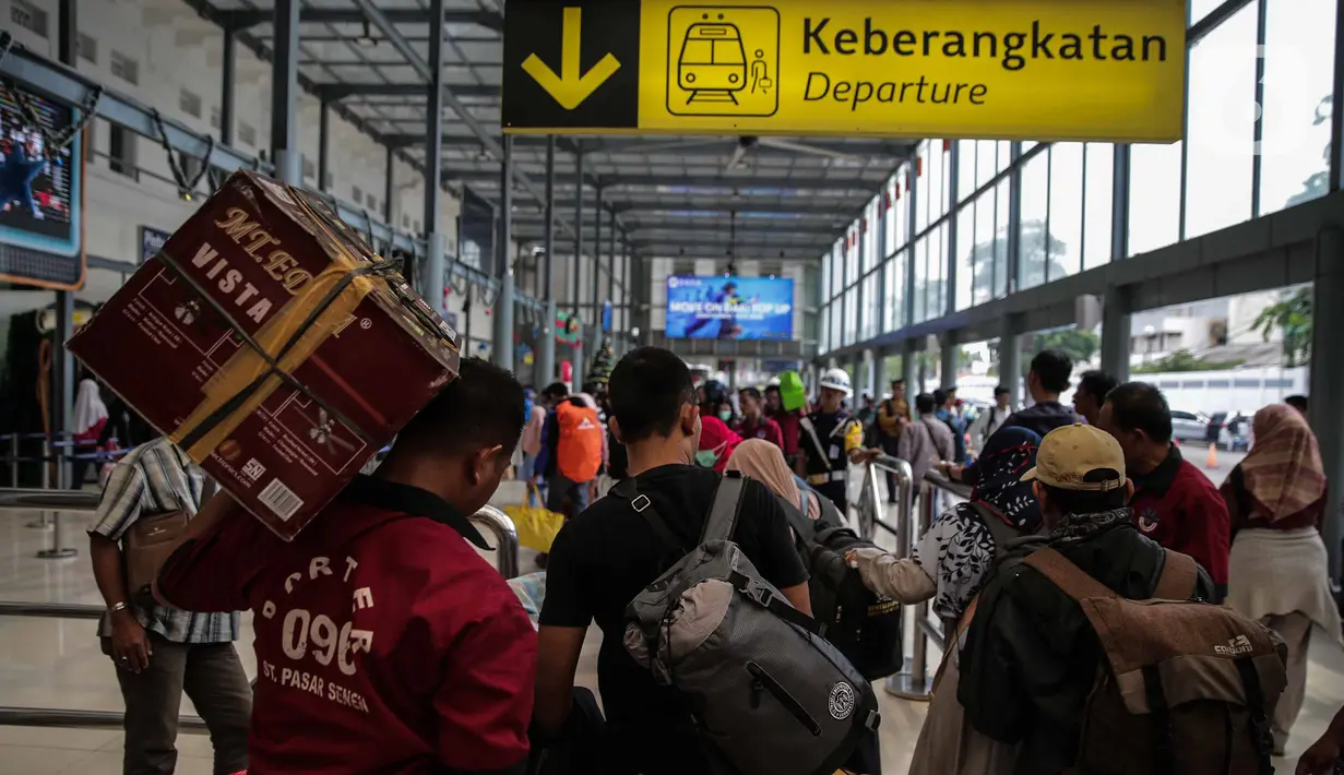 Calon penumpang memasuki pintu keberangkatan di Stasiun Pasar Senen, Jakarta, Jumat (20/12/2019). PT KAI Daop I Jakarta akan mengoperasikan 13 kereta tambahan jarak jauh untuk mengantisipasi lonjakan penumpang jelang Natal dan Tahun Baru. (Liputan6.com/Faizal Fanani)