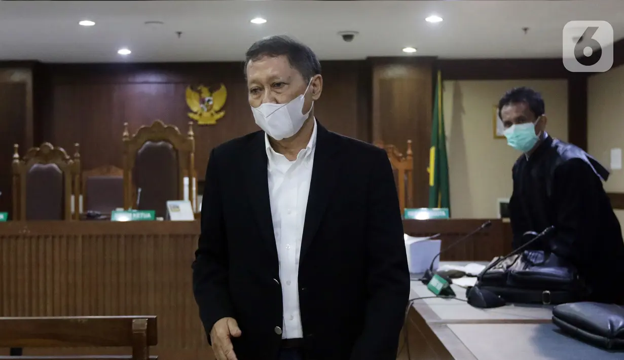 Terdakwa dugaan korupsi pengadaan tiga unit QCC PT Pelindo II 2010, Richard Joost Lino (kiri) usai sidang pembacaan tuntutan, Pengadilan Tipikor Jakarta, Kamis (11/11/2021). RJ Lino dituntut pidana penjara 6 tahun, denda Rp500 juta subsider 6 bulan kurungan. (Liputan6.com/Helmi Fithriansyah)