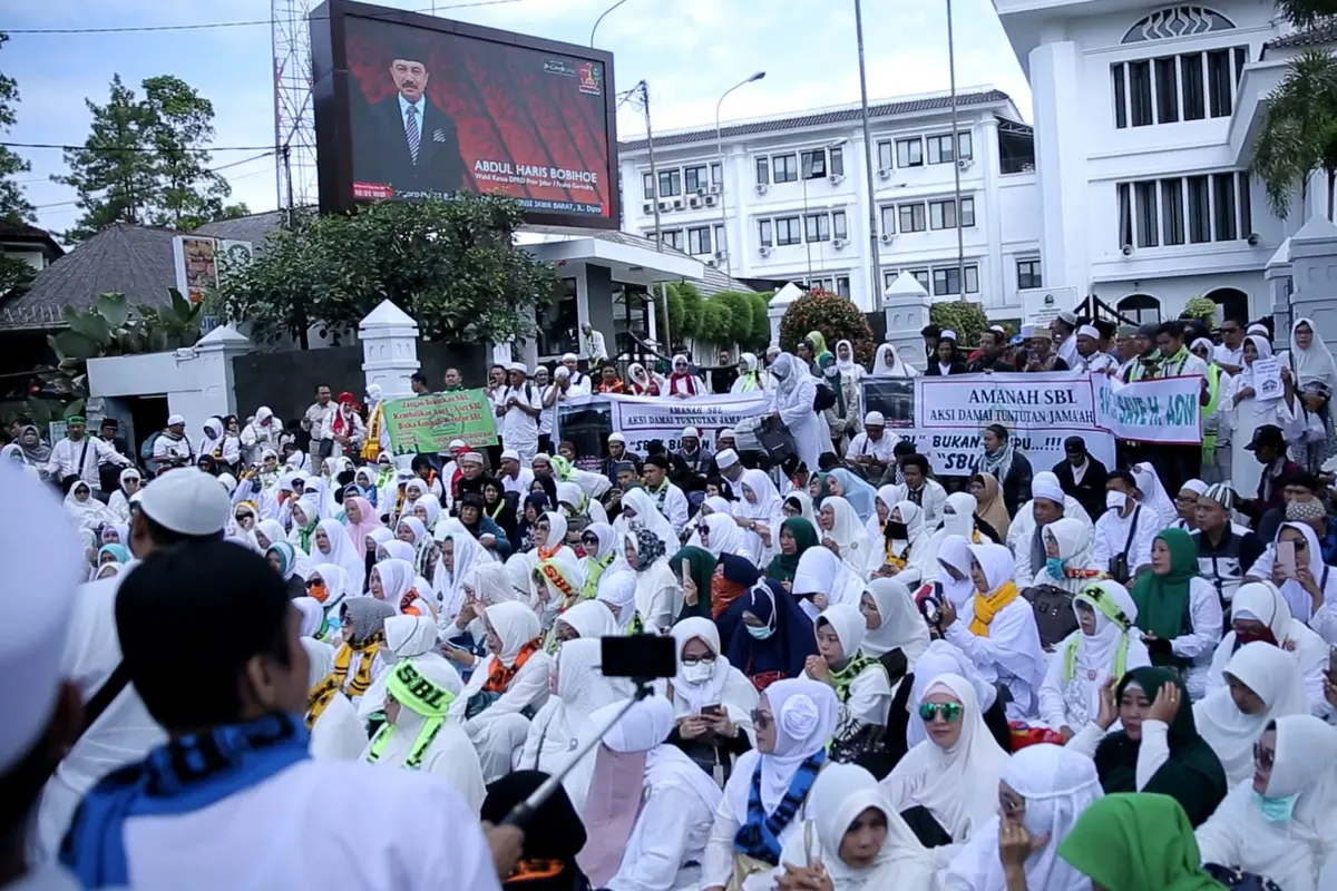 Akasi Damai calon jemaah SBL depan kantor DPRD Jawa Barat