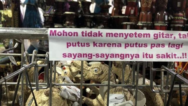 6 Peringatan di Tempat Umum Ini Malah Bikin Baper yang Baca