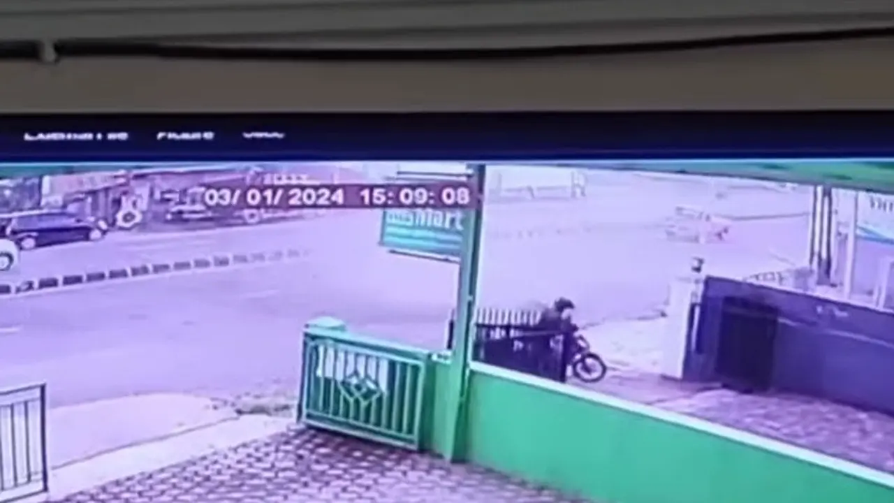 Rekaman CCTV angin puting beliung sapu jalan di Jalan Lingkar Selatan Kota Sukabumi (Liputan6.com/Istimewa).