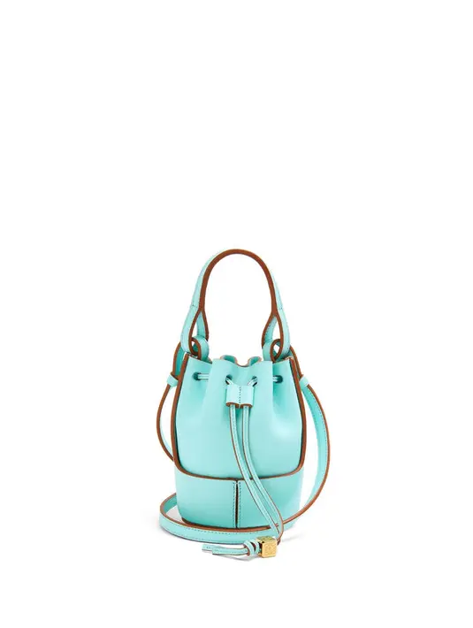 Tas Loewe Nano balloon bag bernuansa pacific aqua dengan harga kisaran Rp. 17,715,000.