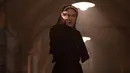 <p>Masih sama seperti film sebelumnya, The Nun 2 akan kembali diperankan oleh Taissa Farmiga sebagai Suster Irene dan Valak yang diperankan oleh Bonnie Aarons. (Warner Bros. Pictures via AP)</p>