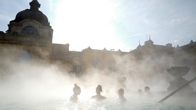 FOTO: Sensasi Hangat Berendam di Kolam Relaksasi Szechenyi