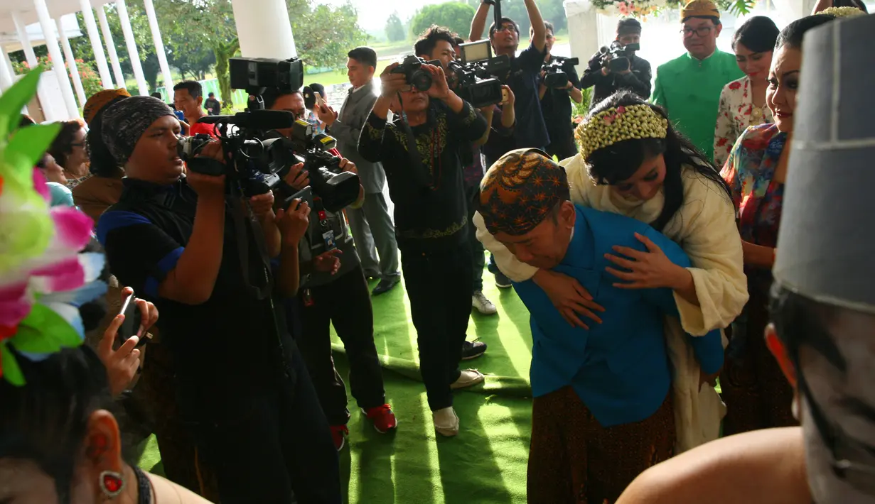 Ardina Rasti merupakan anak dari Erna Santoso dan Piet Priatno Priatman Tirto Adhi Soerjo. Sementara Erna sebelumnya pernah menikah dengan seorang pewaris tahta Keraton Mangkunegaran.  (Nurwahyunan/Bintang.com)