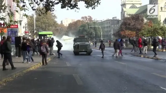 Ratusan pelajar memblokade jalanan di Santiago, Chili. Mereka memprotes pelecehan seksual yang terjadi di sekolah-sekolah.