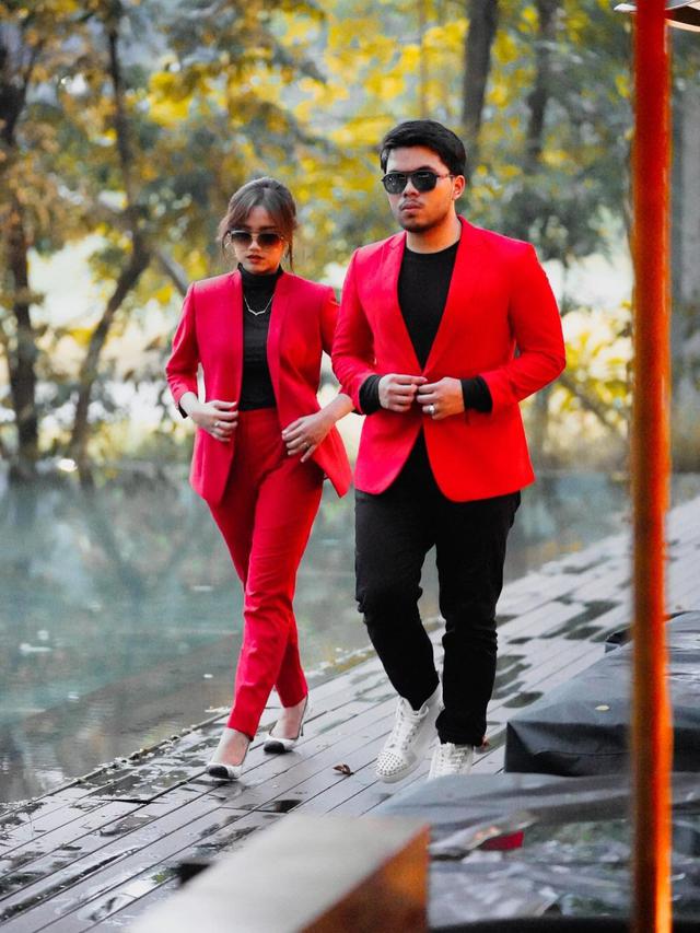 Fuji dan Thariq Halilintar serasi mengenakan jas couple warna merah (Foto: Instagram/@thariqhalilintar)