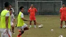 Pelatih Persija, Bambang Nurdiansyah (berkacamata) saat memimpin latihan di NYTC PSSI, Sawangan, Depok, Sabtu (31/10/2015). Banur mengaku hanya memimpin Persija di turnamen Piala Jenderal Sudirman. (Liputan6.com/Helmi Fithriansyah)  