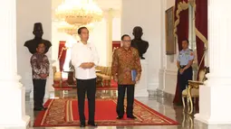 Presiden Jokowi didampingi  Gubernur Bank Indonesia (BI) Agus Martowardojo menunggu kedatangan Managing Director IMF Christine Lagarde di Istana Merdeka, Senin (26/2). Lagarde pernah datang ke tanah air pada September 2015. (Liputan6.com/Angga Yuniar)