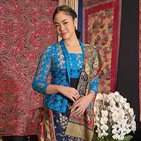 Selain dekat dengan aktor Jefri Nichol, Rania ternyata cukup dekat dengan sejumlah artis papan atas Indonesia. Seperti Dian Sastrowardoyo hingga Happy Salma. Beberapa waktu lalu ia pun turut hadir dalam sebuah acara film berjudul Before Now & Then yang dibintangi Happy Salma dan Laura Basuki. (Liputan6.com/IG/@raniaayamin)