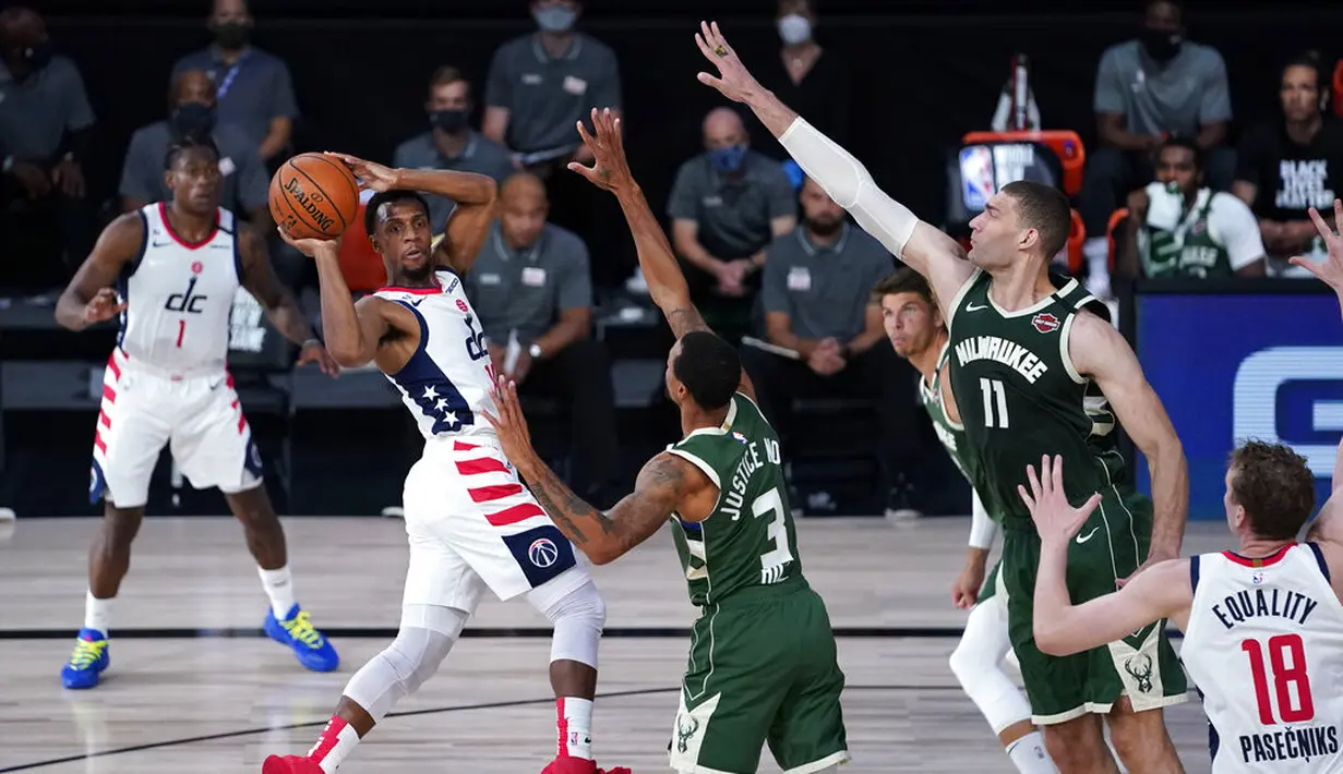 Pebasket Washington Wizards, Ish Smith, memberikan umpan saat melawan Milwaukee Bucks pada laga NBA, Selasa (11/8/2020). Bucks mengalahkan Wizards dengan skor 126-113. (AP Photo/Ashley Landis, Pool)