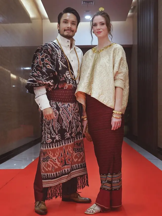 Umumkan Kehamilan Anak Pertama, Ini 7 Momen Manis Randy Pangalila dan Istri
