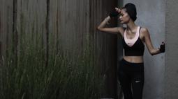 Model dan penyanyi, Rebecca Reijman, berpose usai latihan Muay Thai di rumahnya di Depok, Jawa Barat, Minggu (23/12). Beladiri Muay Thai dipilihnya untuk menjaga kebugaran dan sebagai pertahanan diri. (Bola.com/Vitalis Yogi Trisna)