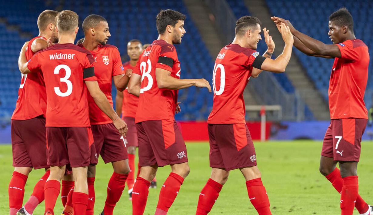 Pemain Swiss merayakan gol yang dicetak oleh Silvan Widmer ke gawang Jerman pada laga UEFA Nations League di Stadion St. Jakob-Park, Senin, (7/9/2020). Kedua tim bermain imbang 1-1. (Georgios Kefalas/Keystone via AP)