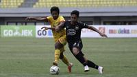 Bek PSIS Semarang, Soni Setiawan, berebut bola dengan striker Bhayangkara FC, Ilham Udin pada laga Shopee Liga 1 di Stadion Patriot Chandrabhaga, Bekasi, Selasa (20/8). PSIS menahan imbang 0-0 Bhayangkara. (Bola.com/Yoppy Renato)