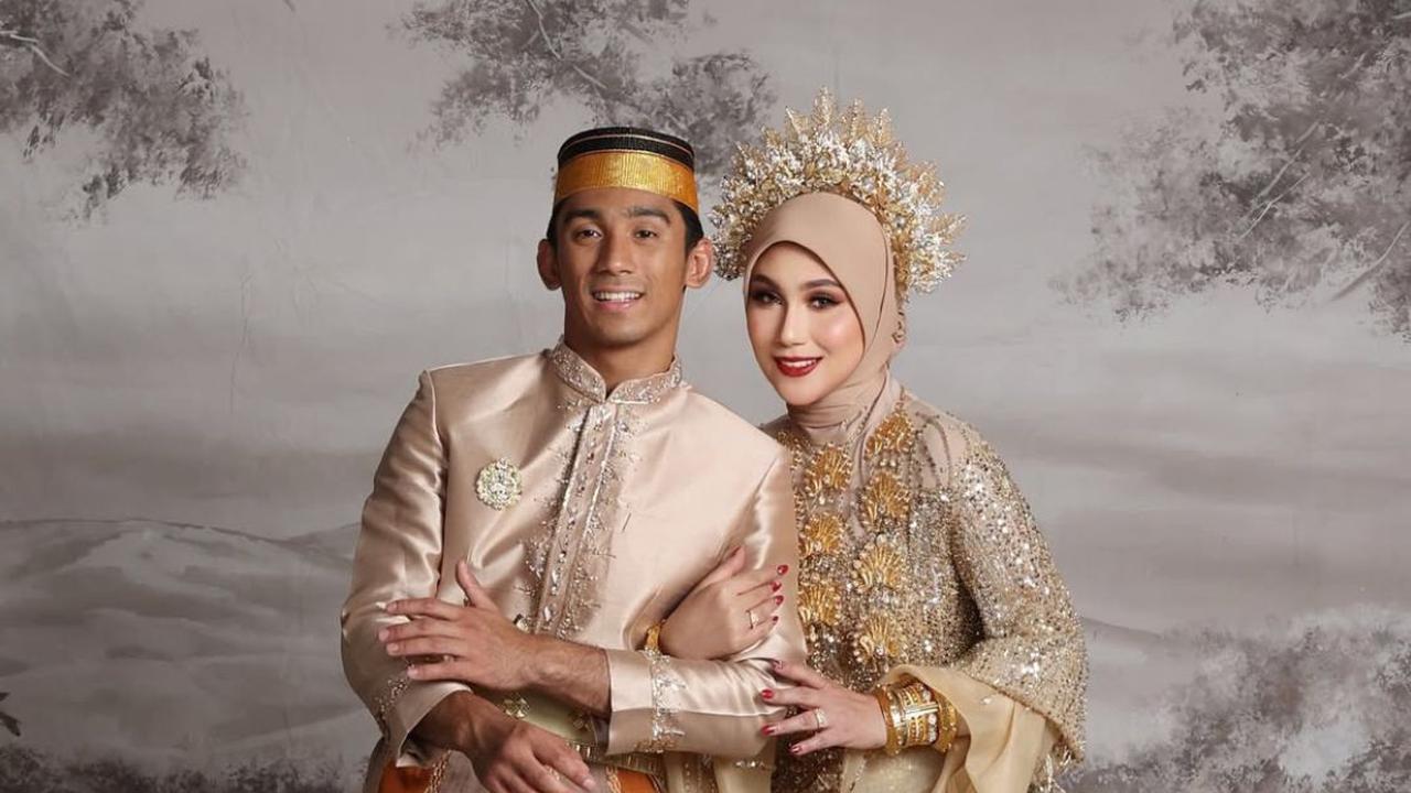 Potret Marini Zumarnis dan Keluarga Pakai Baju Adat Bugis, Penampilan Daffa Wardhana Curi Perhatian