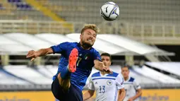 Penyerang Italia, Ciro Immobile, berusaha mengontrol bola saat menghadapi Bosnia pada laga UEFA Nations League di  Artemio Franchi, Sabtu (5/9/2020) dini hari WIB. Italia bermain imbang 1-1 atas Bosnia. (AFP/Isabella Bonotto)