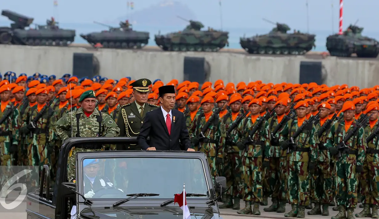 Presiden Joko Widodo memeriksa pasukan saat upacara Hut TNI ke-70 di Dermaga Indah Kiat, Cilegon, Banten, Senin (5/10/2015). HUT TNI Ke-70 ditandai atraksi tempur tiga matra TNI Angkata Darat, Laut dan Udara. (Liputan6.com/Faisal Fanani)