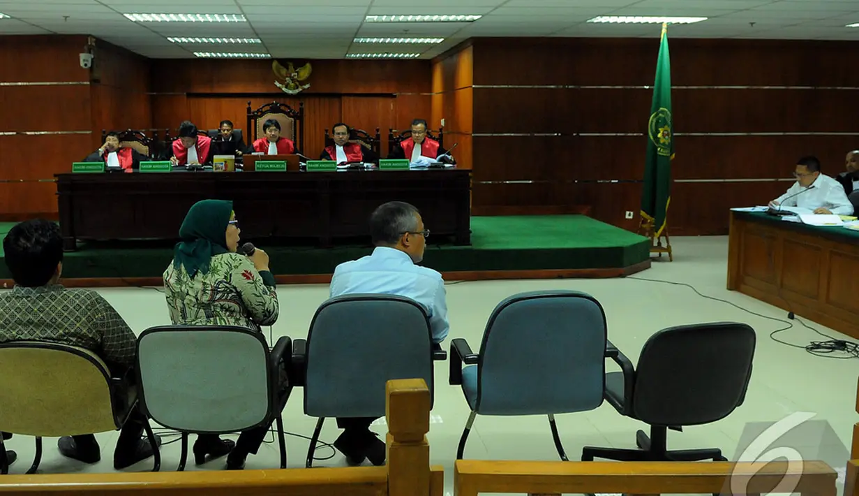  Sementara itu, Kasir Divisi Konstruksi I PT AK, Henny Susanti juga mengakui adanya pengeluaran yang tercatat dalam bon-bon sementara tersebutPengadilan Tipikor, Jakarta, Kamis (26/6/2014) (Liputan6.com/Faisal R Syam)