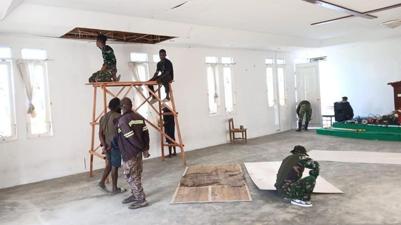 Prajurit Satgas Yonif 511/DY Rehabilitasi Gereja di Lanny Jaya, Wujudkan Toleransi