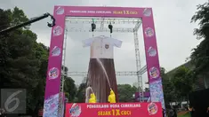 Produk penghilang noda, Vanish, melakukan kegiatan “Membersihkan Noda Pada Seragam Sekolah Terbesar” dengan ukuran 5 x 8 meter di Senayan, Jakarta, Kamis (26/5). Kegiatan tersebut berhasil menciptakan Rekor MURI baru. (Liputan6.com/Gempur M Surya)